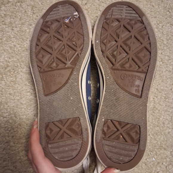 Unisex Converse tennis shoes - Picture 2 of 4